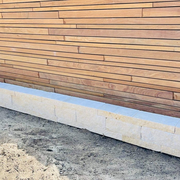 Ipé lamellenschutting met zwart EPDM privacydoek voor 100% zichtdicht resultaat en contrast.