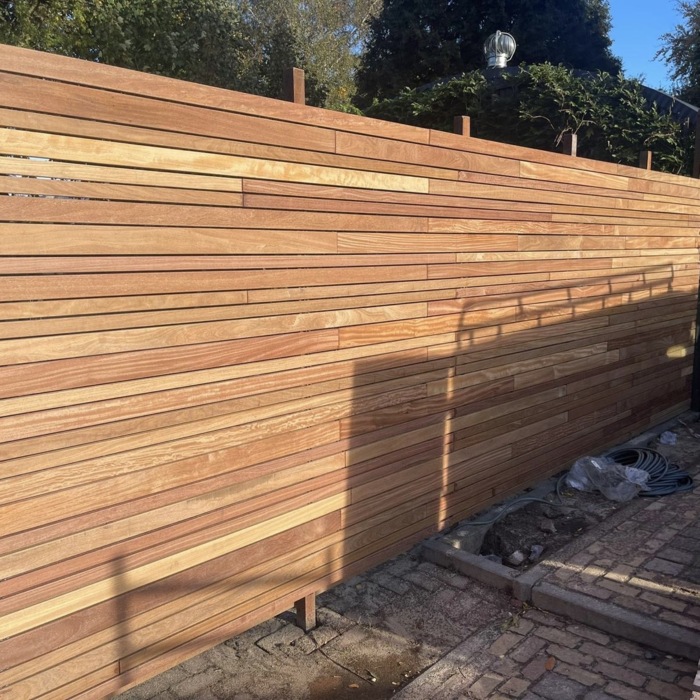 Ipe Schutting met moderne 5-7-9 cm lamellen variatie