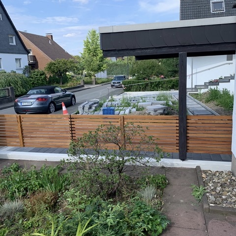 Moderne lage schutting totaalset van duurzaam hardhout