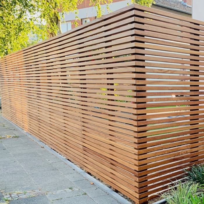 Moderne Hoekopstelling van een Ipe Lamellen Schutting