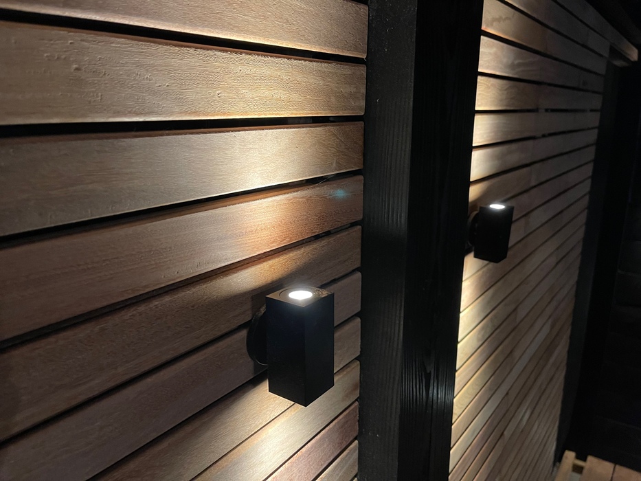 Lamellen wand met gedempt led up en down licht voor maximale luxe in de avonduren