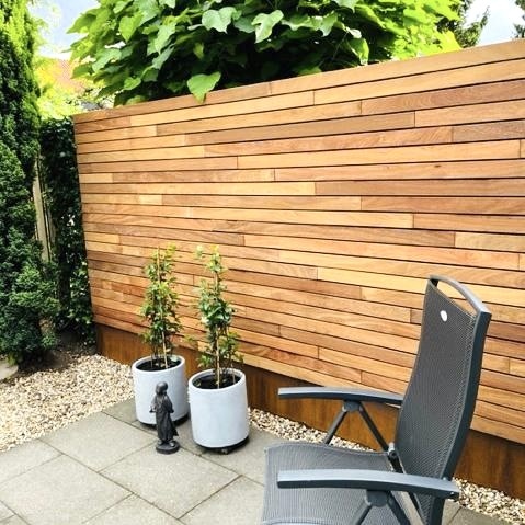 Moderne houten schutting met 7.0 cm lamellen horizontaal gemonteerd met montage clips van ipe hardhout 