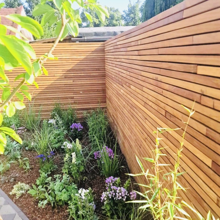 Moderne schutting met 5.0 cm lamellen horizontaal gemonteerd met montage clips van ipe hardhout 