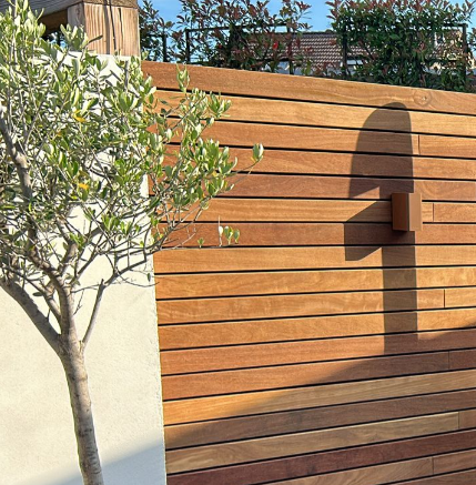 Moderne schutting ipe voor luxe tuin