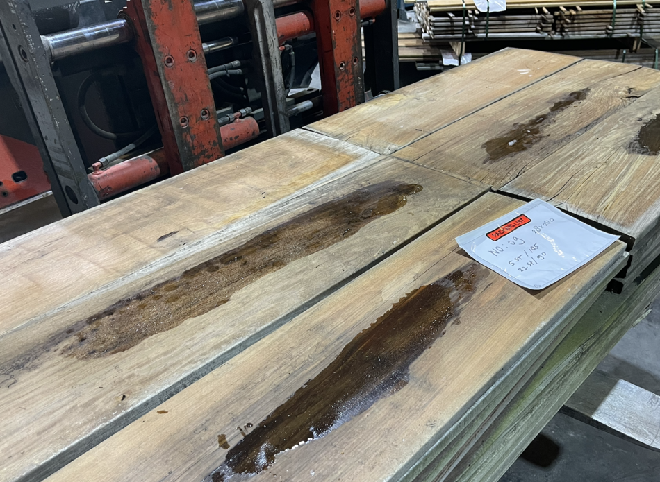 Stapel brede geschaafde hardhouten planken van 28 bij 280 millimeter op een pallet in het magazijn