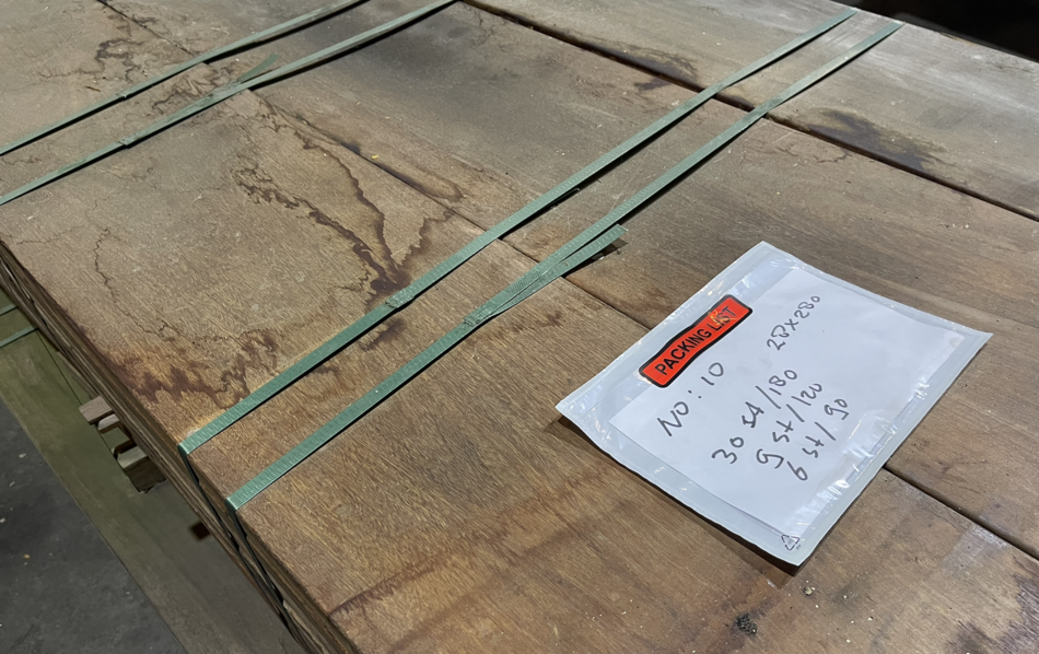 Pakket met brede hardhouten planken, netjes geschaafd en opgebost voor transport in de opslag