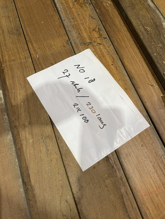 Bundel vlak geschaafde hardhouten planken gereed voor verwerking in diverse tuinprojecten