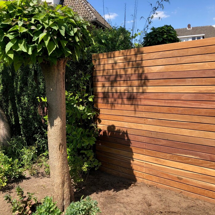 Moderne Ipé schutting met houten latten