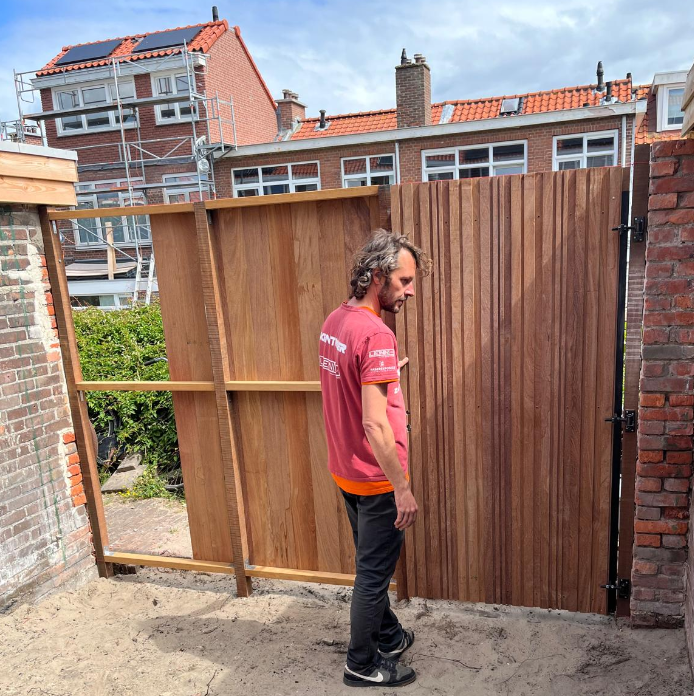 High-end Ipe schutting met smalle latten verticaal