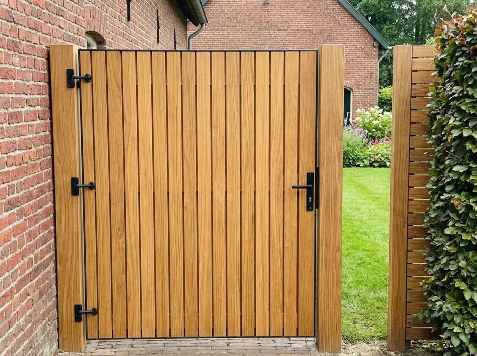 Teak brede poort op maat, dubbel bekleed met lamellen van 9 cm
