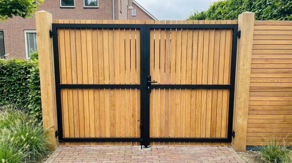 Teak dubbele poort op maat, enkel bekleed, achterkant met zwart frame