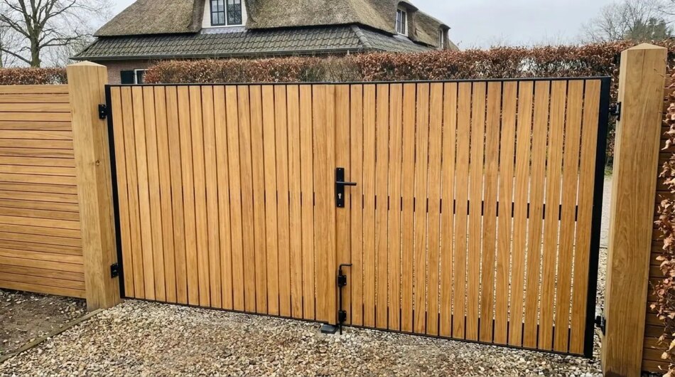 Teak dubbele poort op maat bij een landelijk huis, lamellen van 7 cm