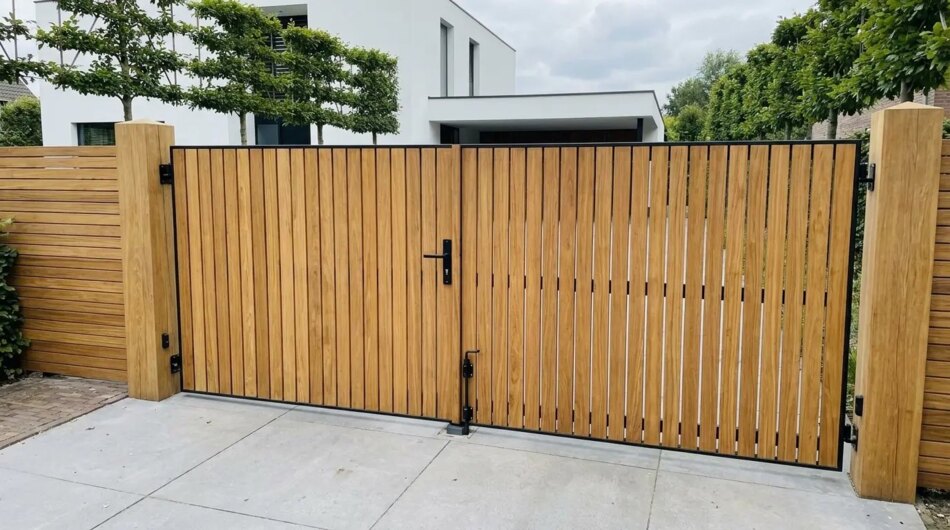 Teak dubbele poort op maat bij een moderne villa, lamellen van 5 cm