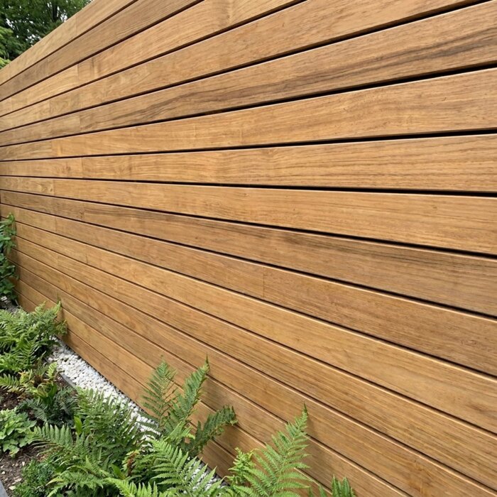 Detail van teak lamellen van 5 cm in wildverband, zonder zichtbare schroeven Detail van teak lamellen van 5 cm in wildverband, zonder zichtbare schroeven