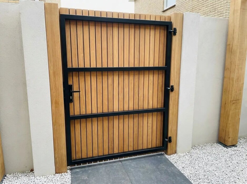 Teak poort op maat enkel bekleed met lamellen van 5 cm, achterkant