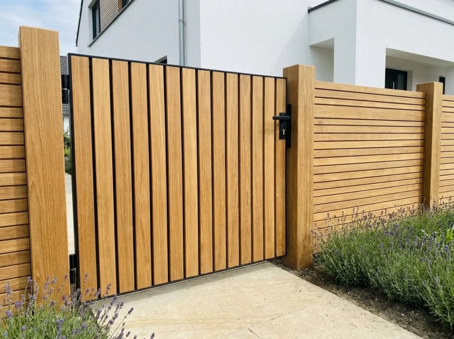 Teak poort op maat bij een voortuin, lamellen van 5 cm