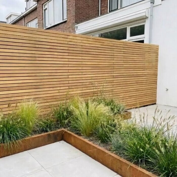 Teak schutting van 5 cm lamellen in een achtertuin, de meest gekozen uitvoering