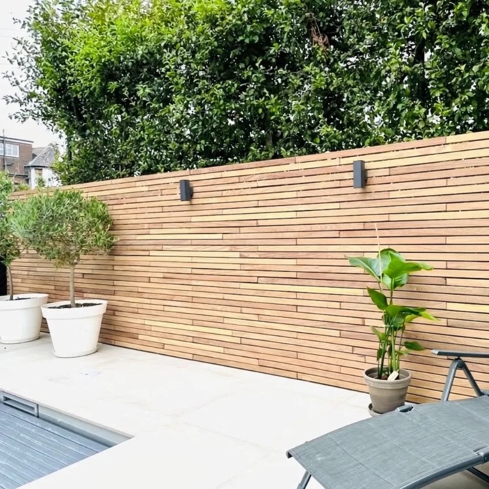Teak schutting met horizontale lamellen van 5 cm op een terras