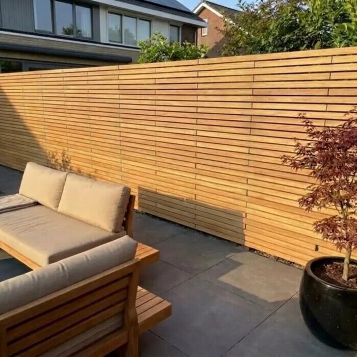 Teak lamellen schutting van 5 cm als beschutting bij een loungehoek Teak lamellen schutting van 5 cm als beschutting bij een loungehoek
