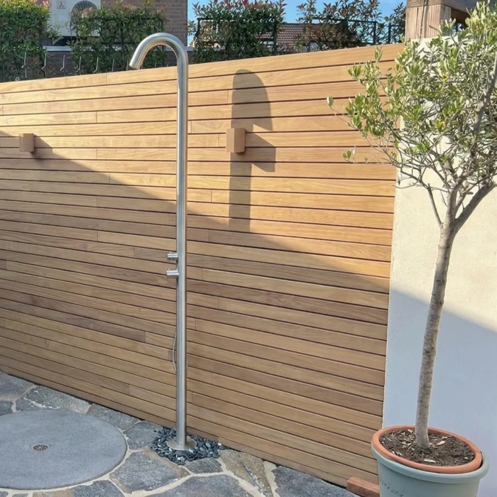 Teak schutting van 5 cm lamellen met buitendouche en olijfboom