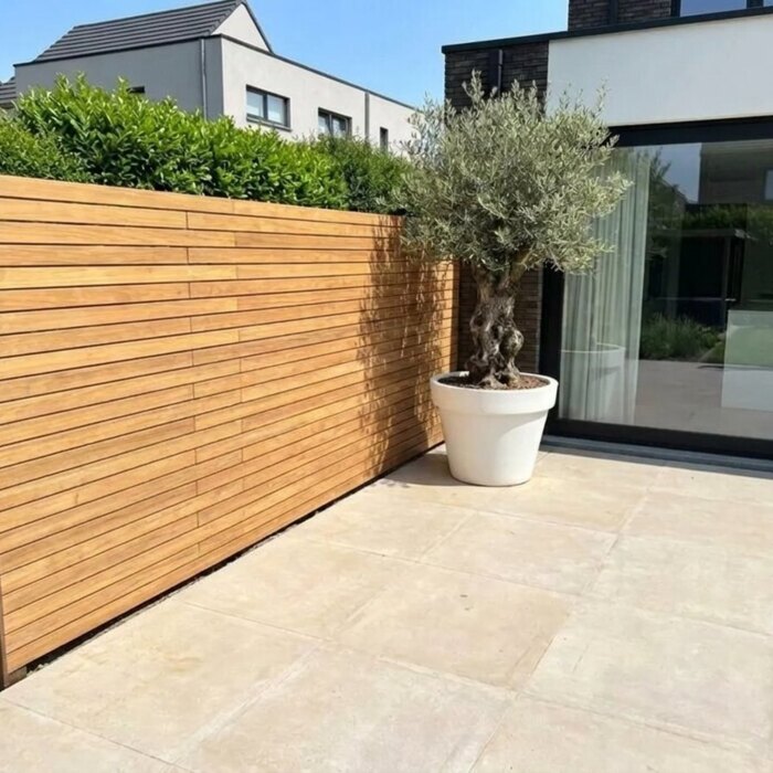 Teak schutting van 7 cm lamellen op 2 meter hoog in een nieuwbouwtuin Teak schutting van 7 cm lamellen op 2 meter hoog in een nieuwbouwtuin
