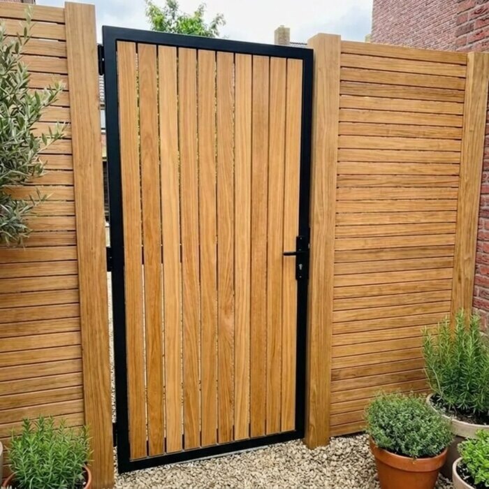 Teak tuinpoort met stalen frame van 1,90 m in een schutting van 2 meter Teak tuinpoort met stalen frame van 1,90 m in een schutting van 2 meter