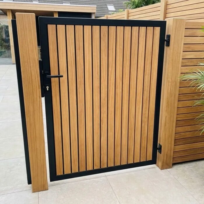 Een poort naar het zwembad of terras: Teak poort op maat tussen terras en zwembad, lamellen van 9 cm
