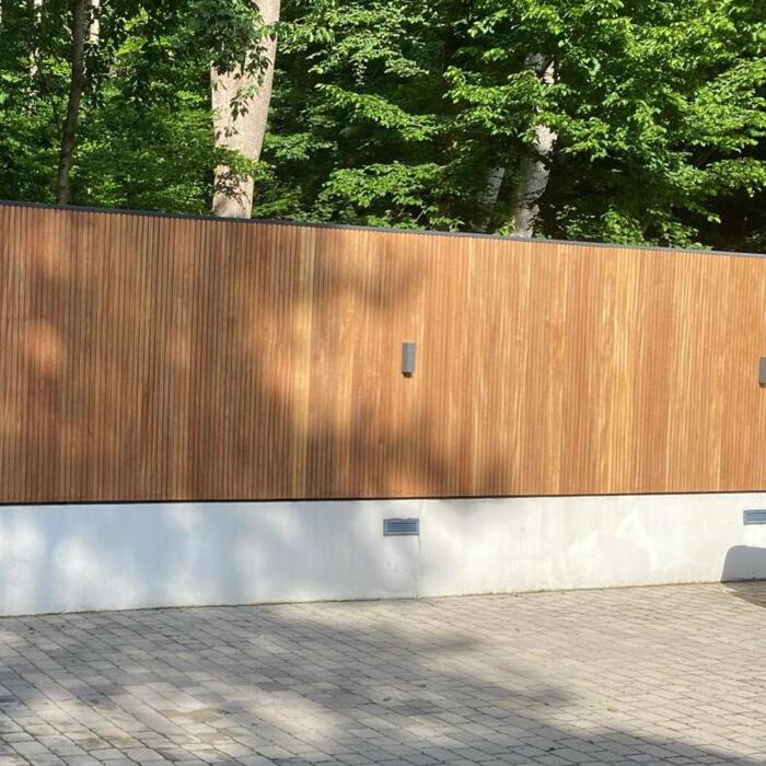 Tripple op een muur geplaatst ipe planken schutting