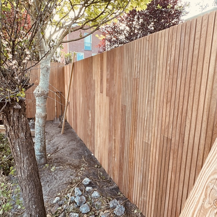 Tripple planken van ipe hout verticaal gemonteerde moderne schutting 