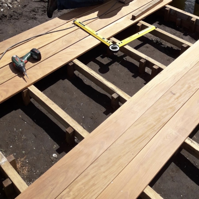 Ipe Onderligger fundering voor vlonderplanken montage