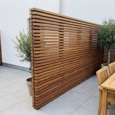 Ipe balkjesschutting 4x4 cm enkelzijdig naast een terras