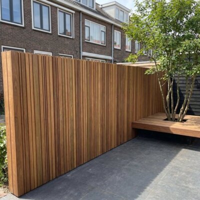 Ipe barcode schutting verticaal in een stadstuin