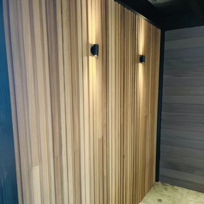 Luxe Ipé hardhouten lamellen schutting in barcode motief met een mix 2 brede lamellen en onzichtbare clipbevestiging