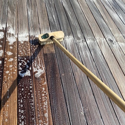 Ipe hardhout Schrobben van het hout met ontgrijzer