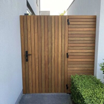 Ipe tuinpoort 7 cm lamellen in een smal zijpad langs het huis