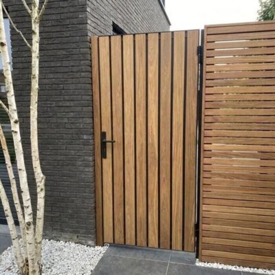 Ipe tuinpoort met lamellen van 9 cm bij een modern huis