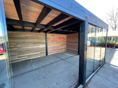 Moderne douglas overkapping in zwart uitgevoerd