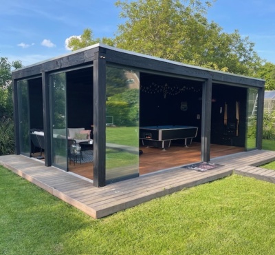 Moderne overkapping met glas en vlonder