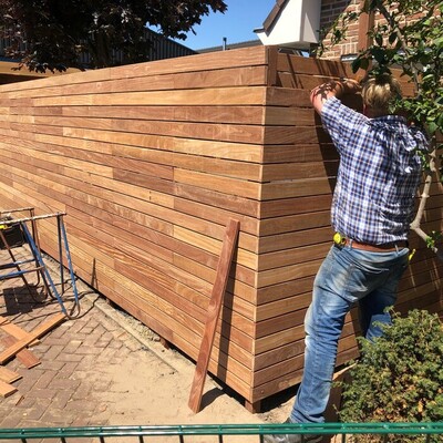 Moderne schutting met 9 cm brede latten Moderne schutting met 9 cm brede latten