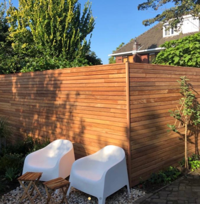 Moderne schutting lamellen van ipe hout in de outlet afgeprijsd