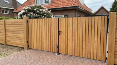 Teak dubbele poort op maat voor een oprit, lamellen van 9 cm