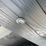 Inbouw LED spot in dakbalk van een moderen overkapping