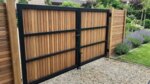 Ipe dubbele poort op maat, enkel bekleed, achterkant met zwart frame