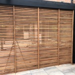 Luxe en strakke Ipe Lamellen Wand | in Zwart Kader Overkapping