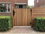 Ipe poort op maat bij een voortuin, lamellen van 5 cm