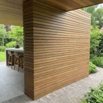 Ipe lamellenwand van 5 cm bij een buitenkeuken