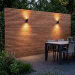 Ipe lamellenwand 5 cm met up-down ledverlichting in de avond