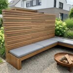 Ipe lamellenwand van 5 cm achter een zitbank