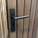 Ipe lamellen poort met zwart deurbeslag