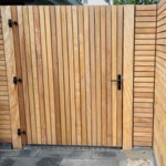 Ipe moderne tuinpoort bijpassend bij je schutting